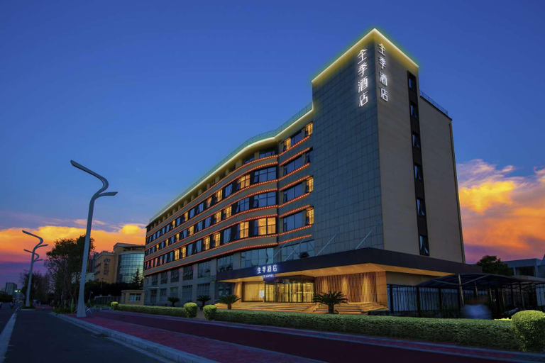 Exterior & Views
