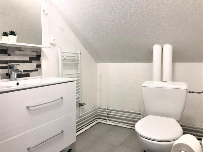 Bathroom 2, Comfort Stay Basel Airport 3A44, Haut-Rhin