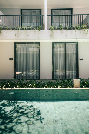 Exterior & Views 13