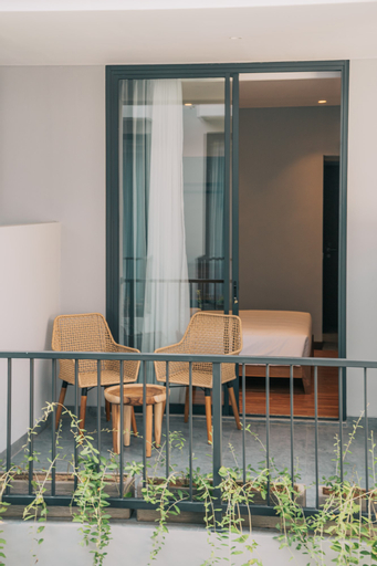 Exterior & Views 13