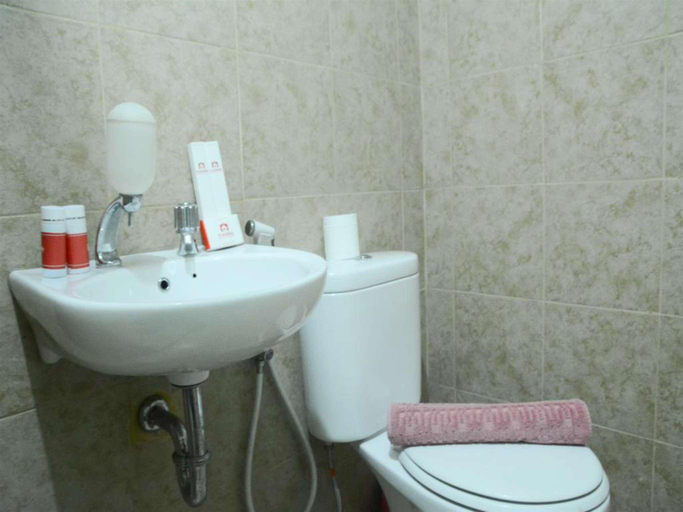 Bathroom 2, Studio Room at Grand Serpong Apartment By Travelio, Tangerang