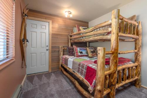 BHV L6 - Across from Ski Resort Wi-Fi Fireplace Smart TVs, Iron