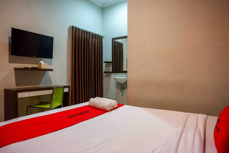 Bedroom 4, RedDoorz Syariah near Museum Wayang Kekayon, Bantul
