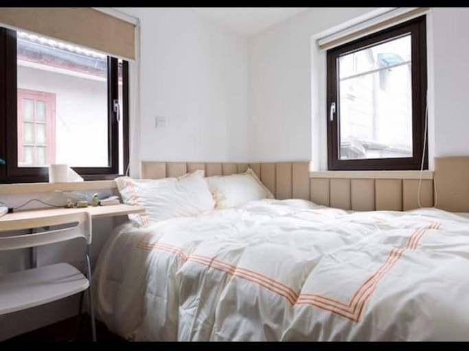 Typical Shanghai Lanehouse  1 br apt Xintiandi, Shanghai