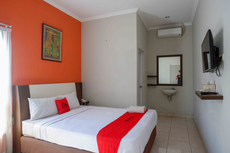 Bedroom 5, RedDoorz Syariah near Museum Wayang Kekayon, Bantul
