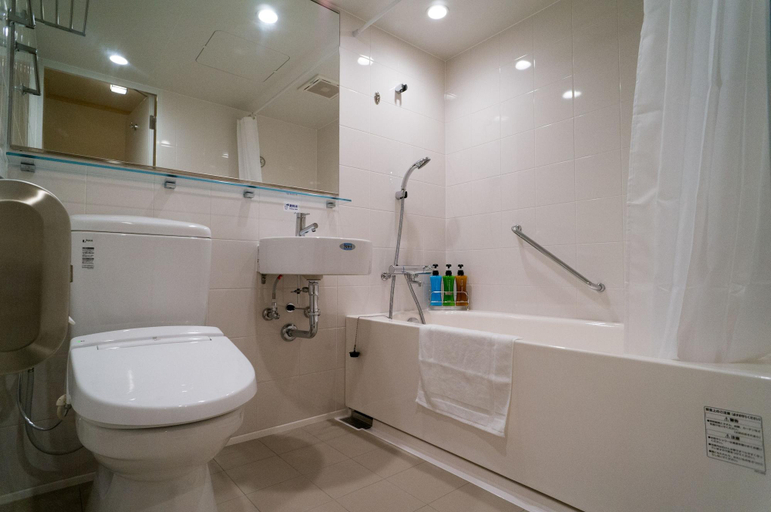 Bathroom 4, Hotel New Palace, Shingū