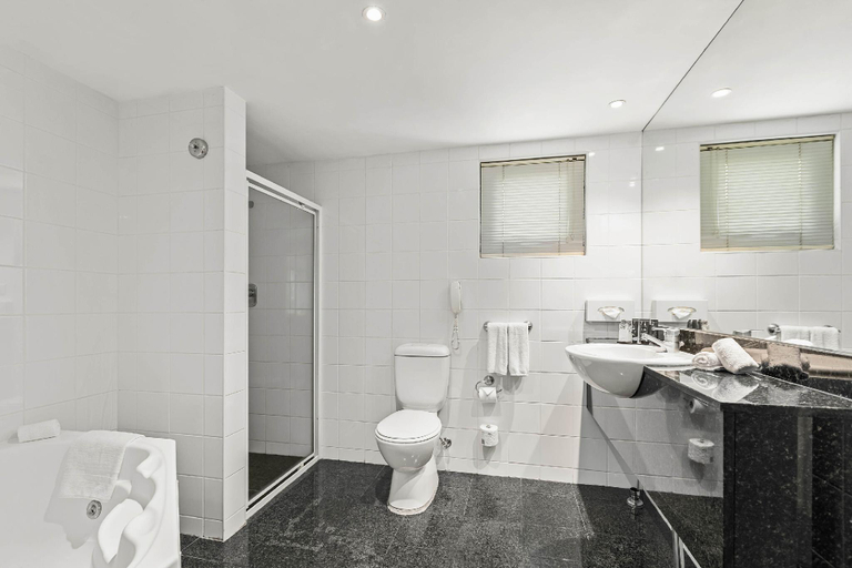 Bathroom 5, Mantra Parramatta, Sydney