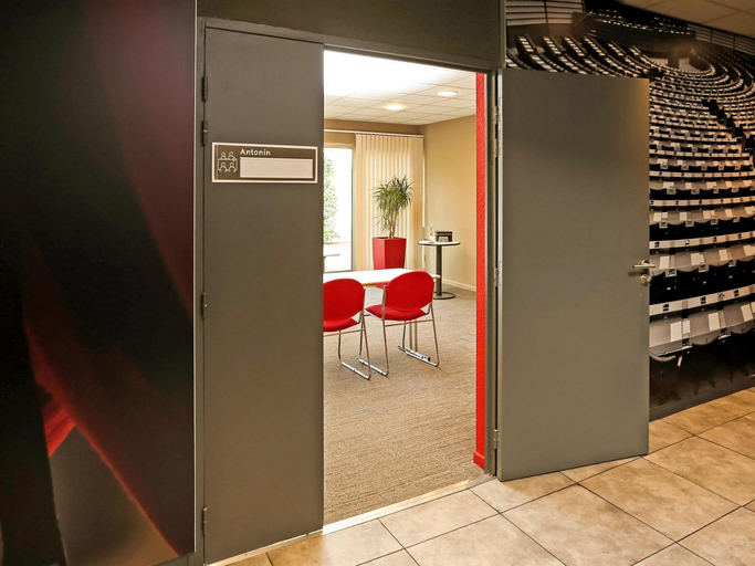 Public Area 3, ibis Nimes Ouest, Gard