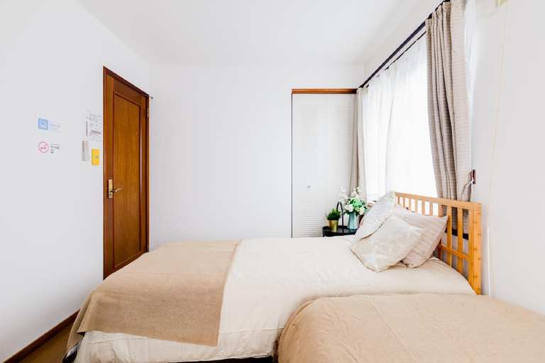 Bedroom 2, yue-5 mins walk to the station 9 mins to Namba, Osaka