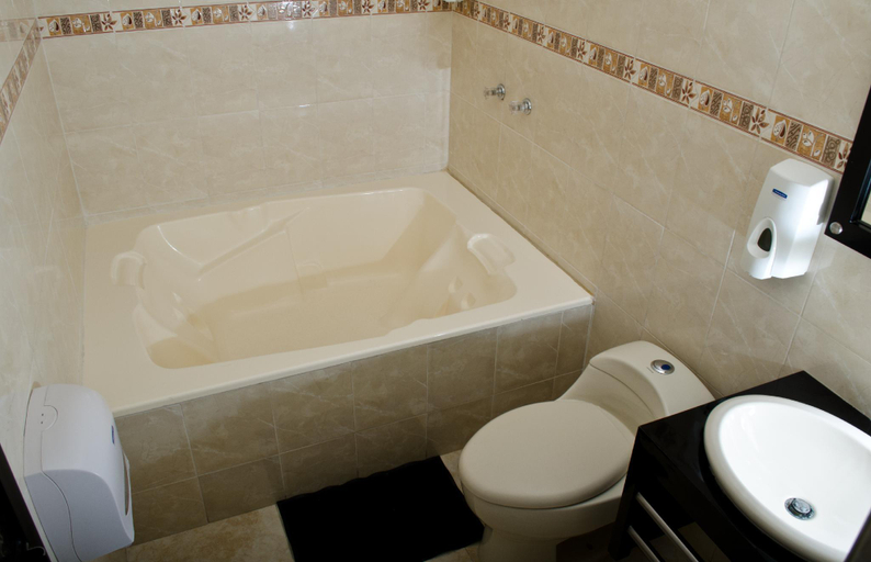 Bathroom 3, Hotel Torettos, Yumbo