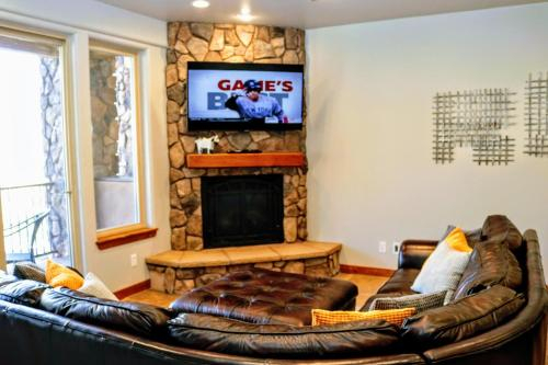 BD10G Walk to ski access WiFi Gas FP Laundry BBQ Breathtaking Views Garage, Iron