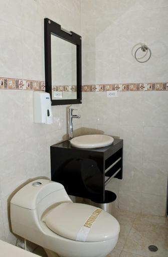 Bathroom 3, Hotel Torettos, Yumbo