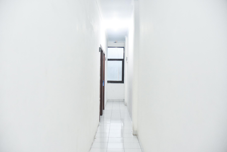 Public Area 2, RedDoorz @ Pettarani Square, Makassar