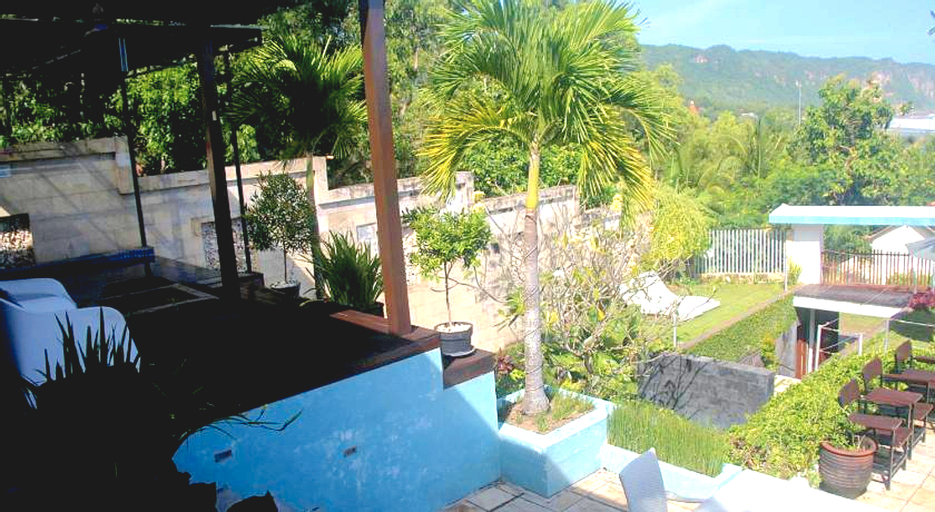 Exterior & Views 13