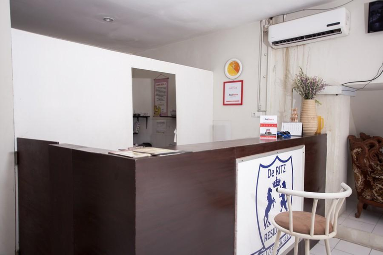 Public Area 3, RedDoorz Plus near Galaxy Mall, Surabaya
