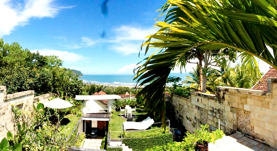 Exterior & Views 12