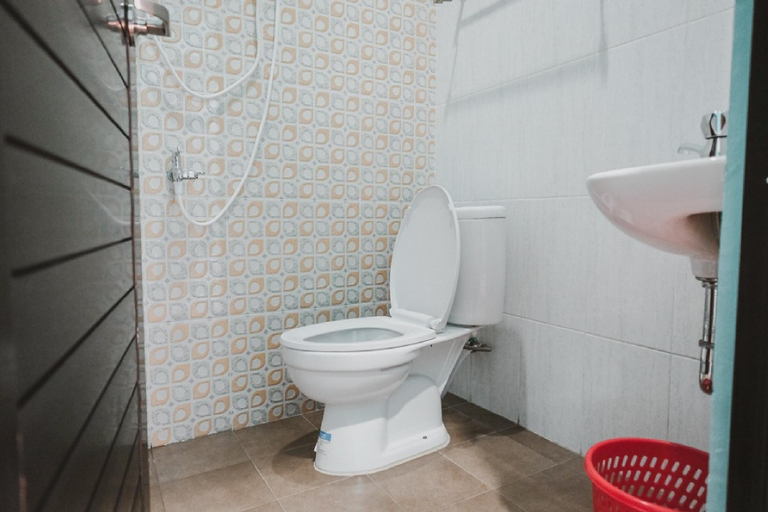 Bathroom, RedDoorz near RSUD Koja, North Jakarta