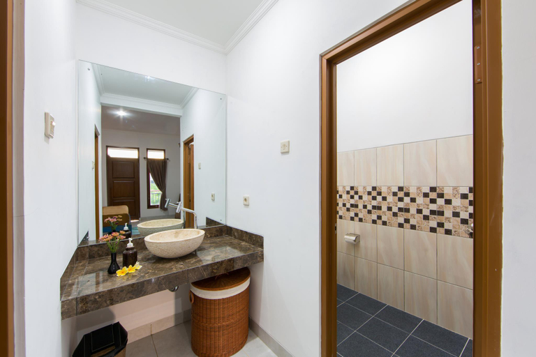 Bathroom, Bening House And Spa, Badung