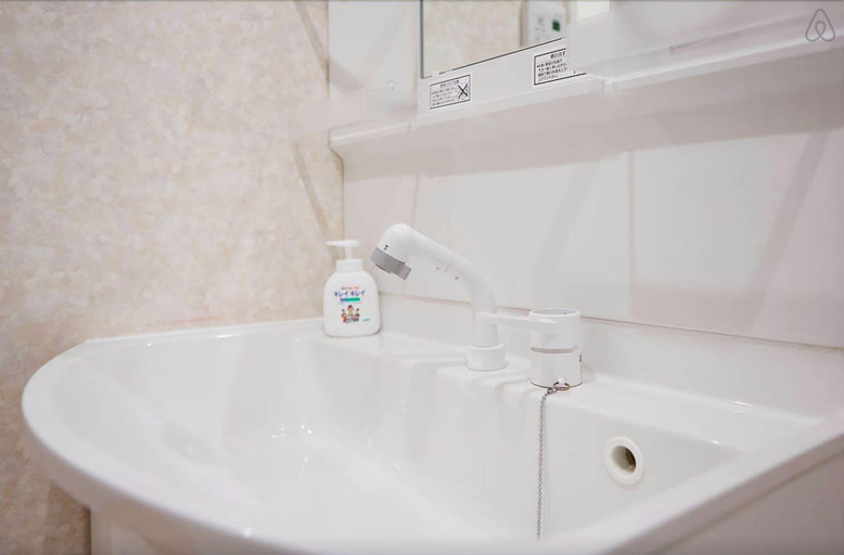 Bathroom 4, Tsubame Guest House, Taitō