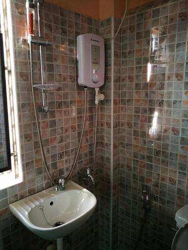 Bathroom 4, Residenz Guesthouse, Mandaue City