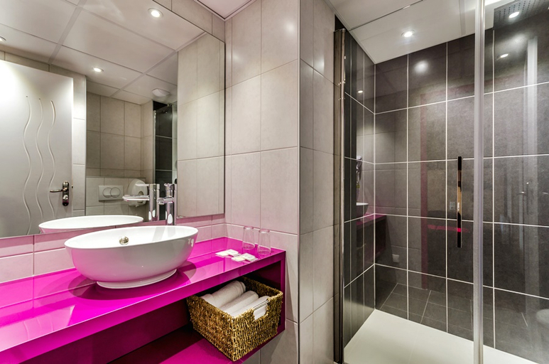 Bathroom 4, Saint Louis de France, Hautes-Pyrénées