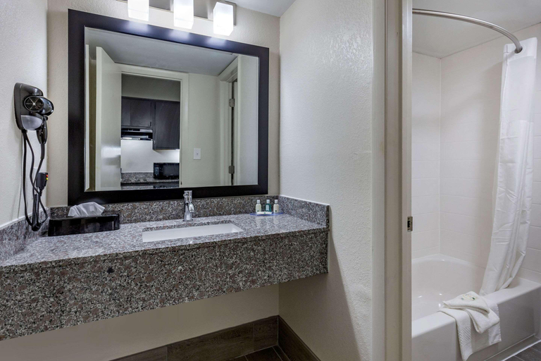 Bathroom 4, Quality Inn & Suites Spring Lake, Cumberland