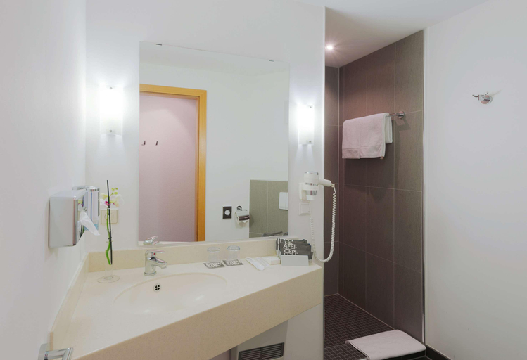 Bathroom 4, B&B HOTEL Krefeld Süd, Krefeld