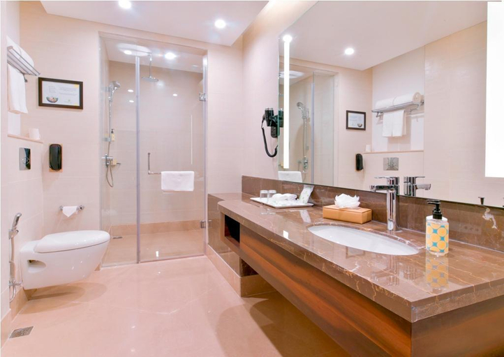 Bathroom, Lemon Tree Hotel Jammu, Jammu