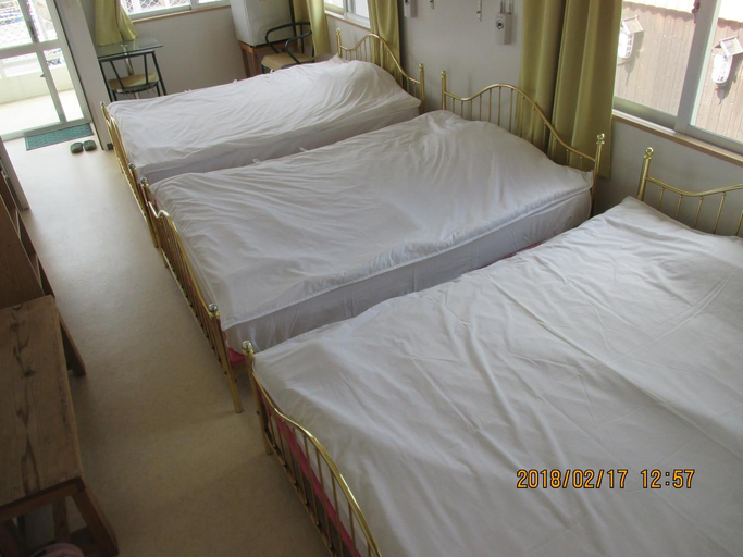 Bedroom, Ken Hostel, Onna