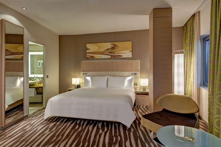 Bedroom 3, Hilton Frankfurt Airport, Frankfurt am Main