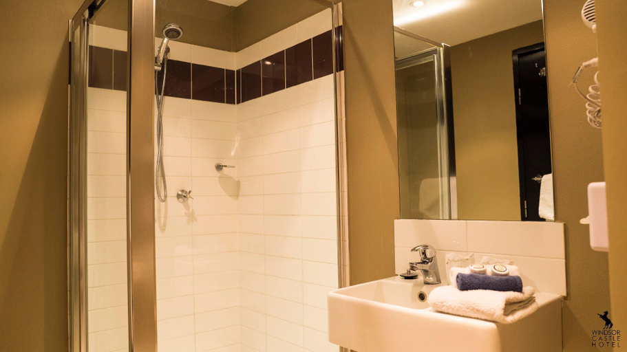 Bathroom 4, Windsor Castle Hotel, Maitland