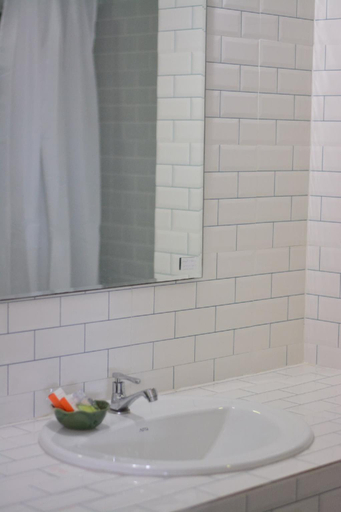 Bathroom 4, Chao Phya Grand Hotel, Hat Yai