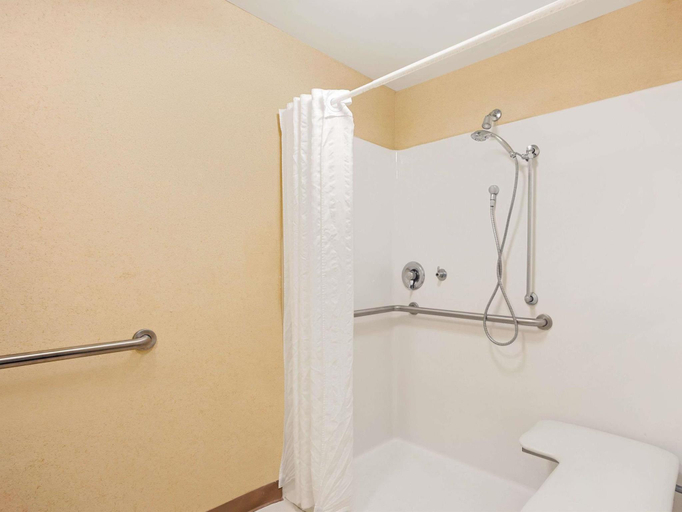 Bathroom 4, Baymont by Wyndham Pearl, Rankin