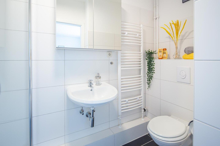Bathroom 4, Schulterblatt-Apartment Hamburg Unit 3 For 5, Hamburg