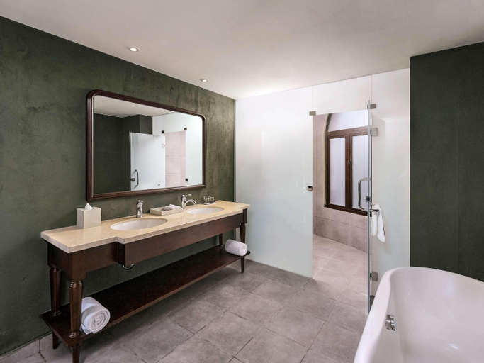 Bathroom 13