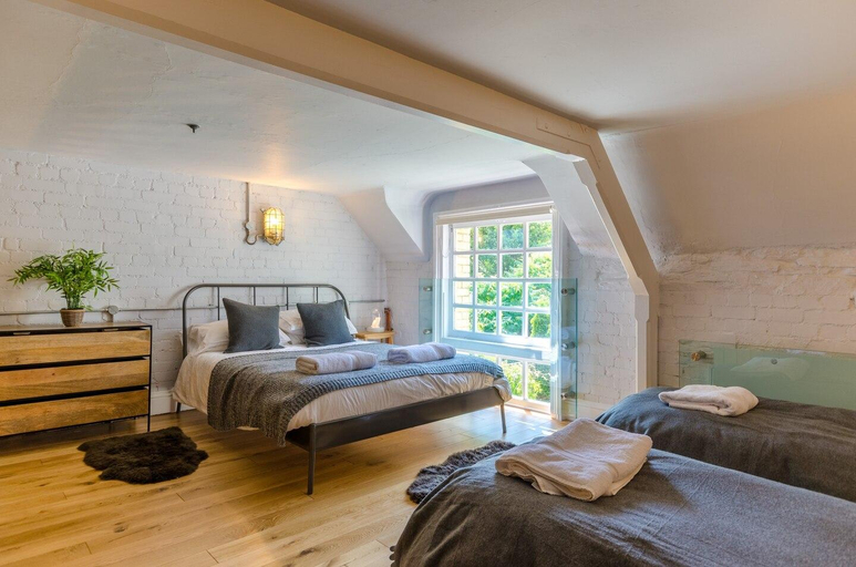 Public Area, Victorian schoolhouse with hot tub & harbour views, Cornwall