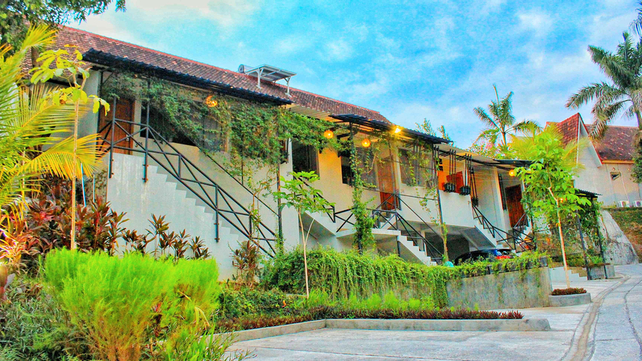 Exterior & Views 4