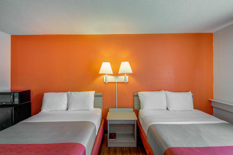 Bedroom 4, Econo Lodge East, Sedgwick