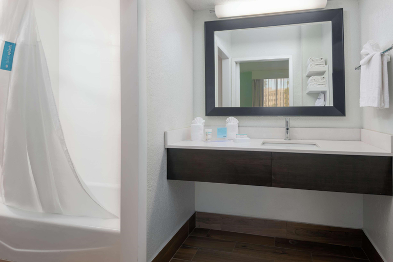 Bathroom 5, Hampton Inn Orlando Near Universal Blv/International Dr, Orange