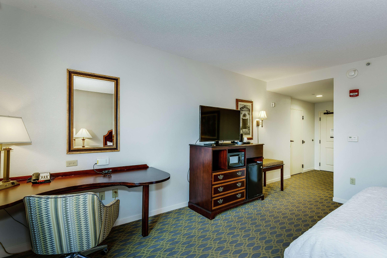 Bedroom 3, Hampton Inn & Suites Mobile- Downtown Historic , Mobile