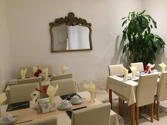 Food & Drinks, OYO Firs Lodge London Heathrow, London