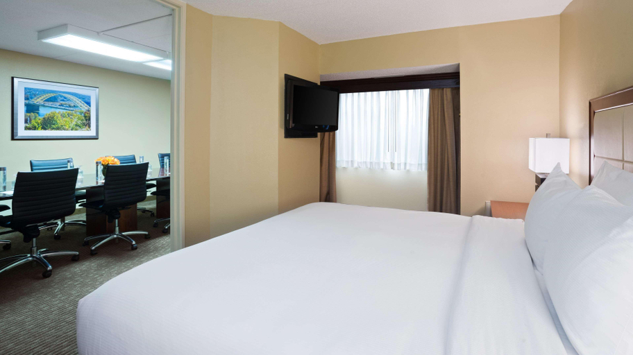 Bedroom 3, DoubleTree Suites by Hilton Cincinnati - Blue Ash, Hamilton