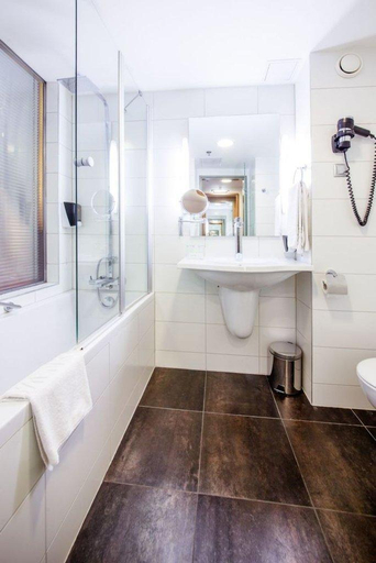 Bathroom 4, Royal Park Boutique Hotel, Budapesti