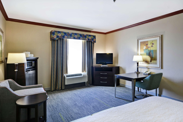 Bedroom 3, Hampton Inn & Suites Corpus Christi I-37 - Navigat, Nueces