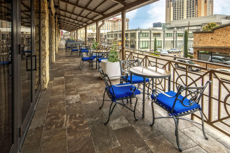 Exterior & Views 2, Hampton Inn & Suites Austin-Downtown/Convention Ce, Travis