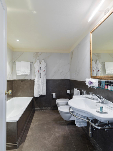 Bathroom 5, Plaza Hotel Lucchesi, Florence