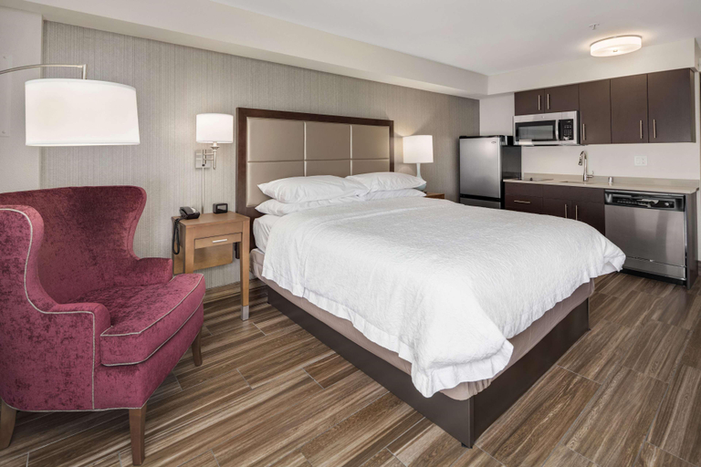 Bedroom 3, Hampton Inn & Suites Seattle-North/Lynnwood, Snohomish