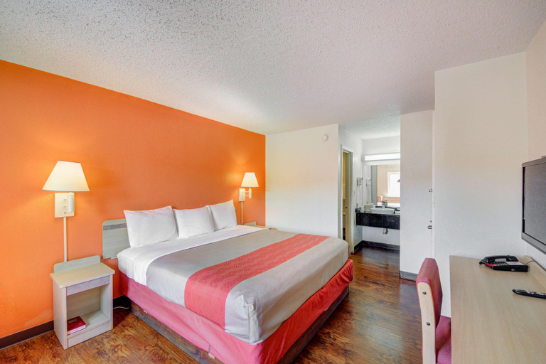 Bedroom 3, Econo Lodge East, Sedgwick