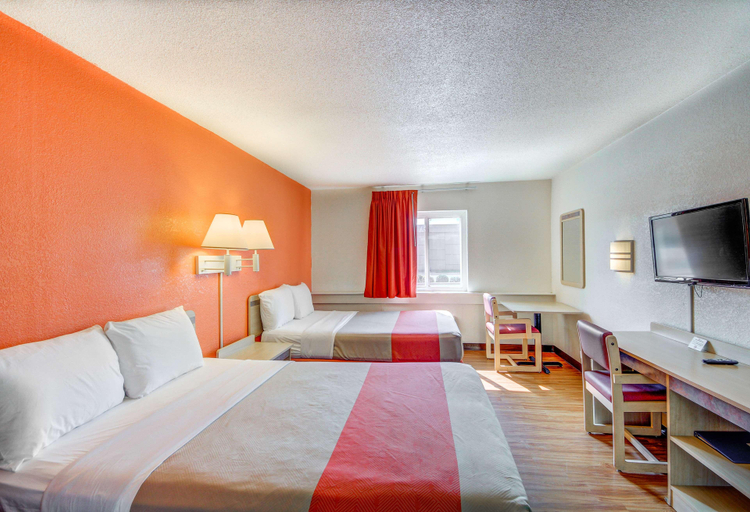 Bedroom 2, Econo Lodge East, Sedgwick