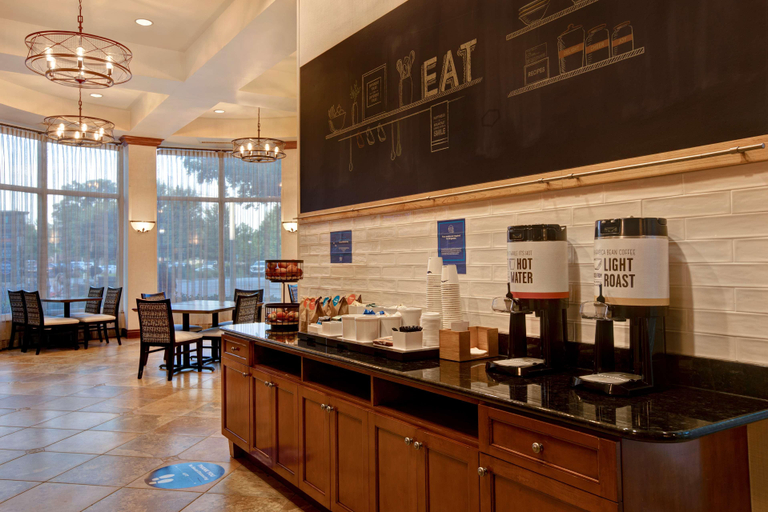 Food & Drinks 5, Hampton Inn & Suites Greenville-Downtown-River, Greenville